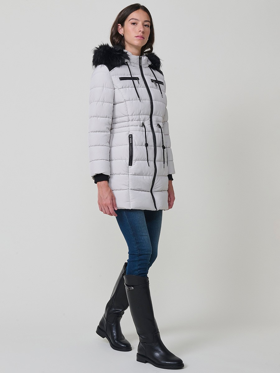 Chaqueta larga acolchada de mujer en color gris claro, con capucha de pelo y cierre delantero con cremallera.