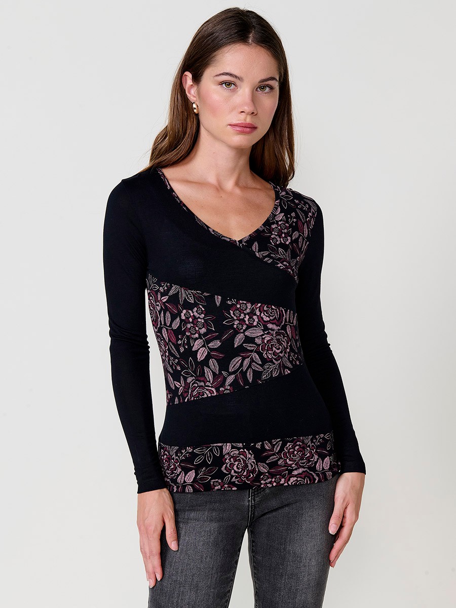 Camiseta negra de manga larga con cuello pico y estampado floral efecto bordado para mujer