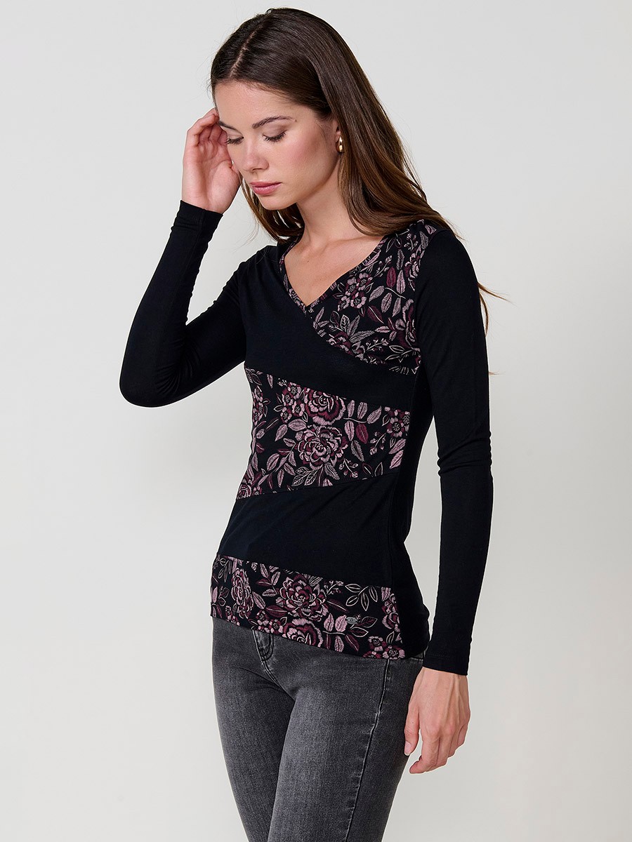 Camiseta negra de manga larga con cuello pico y estampado floral efecto bordado para mujer