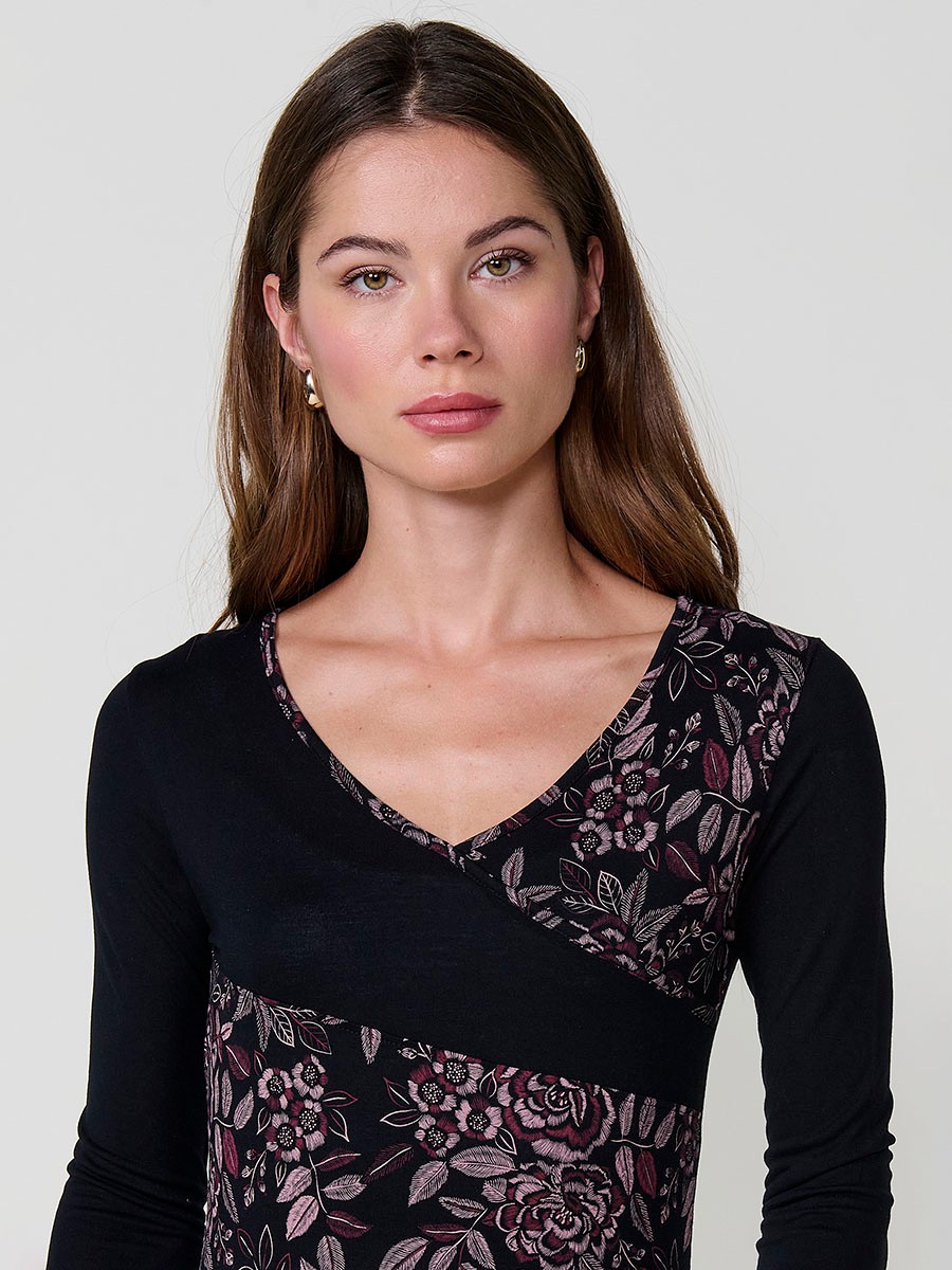 Camiseta negra de manga larga con cuello pico y estampado floral efecto bordado para mujer