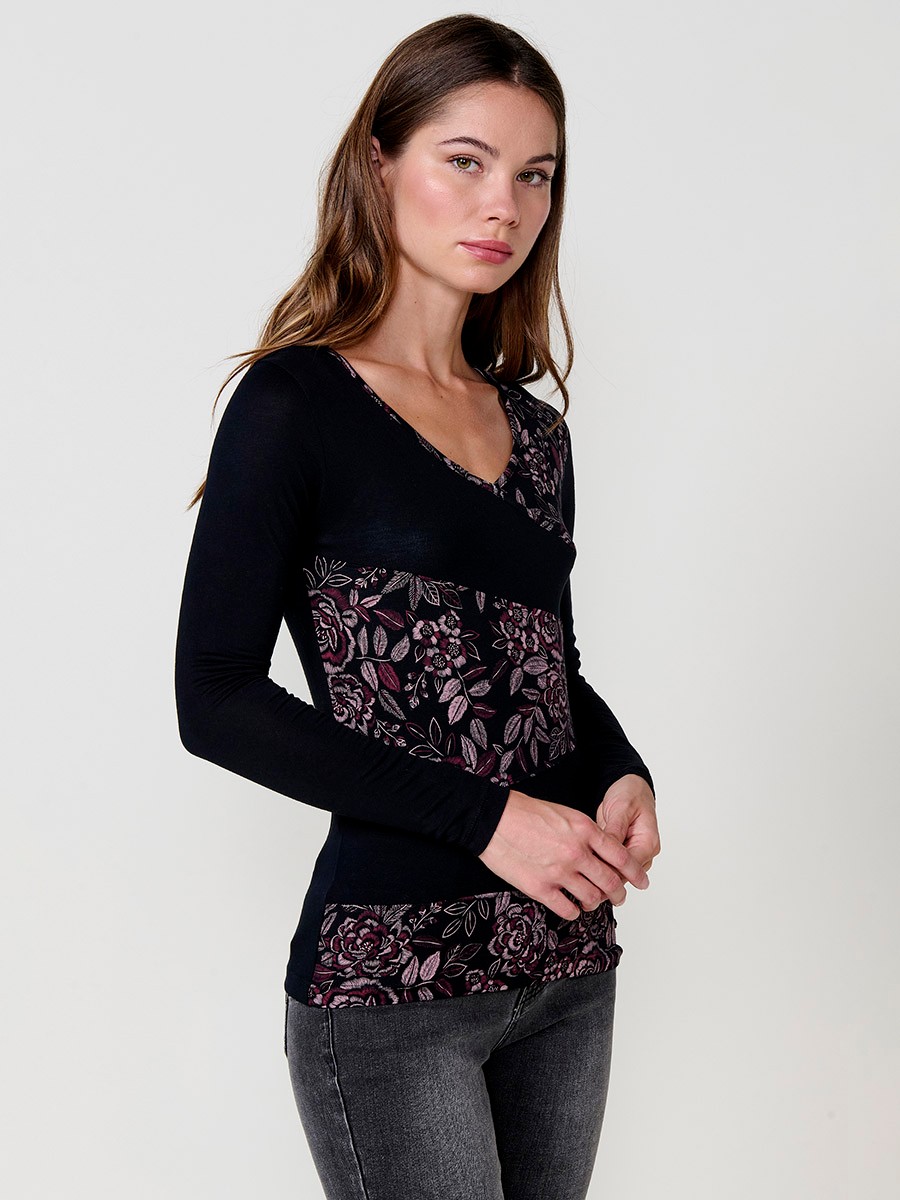 Camiseta negra de manga larga con cuello pico y estampado floral efecto bordado para mujer