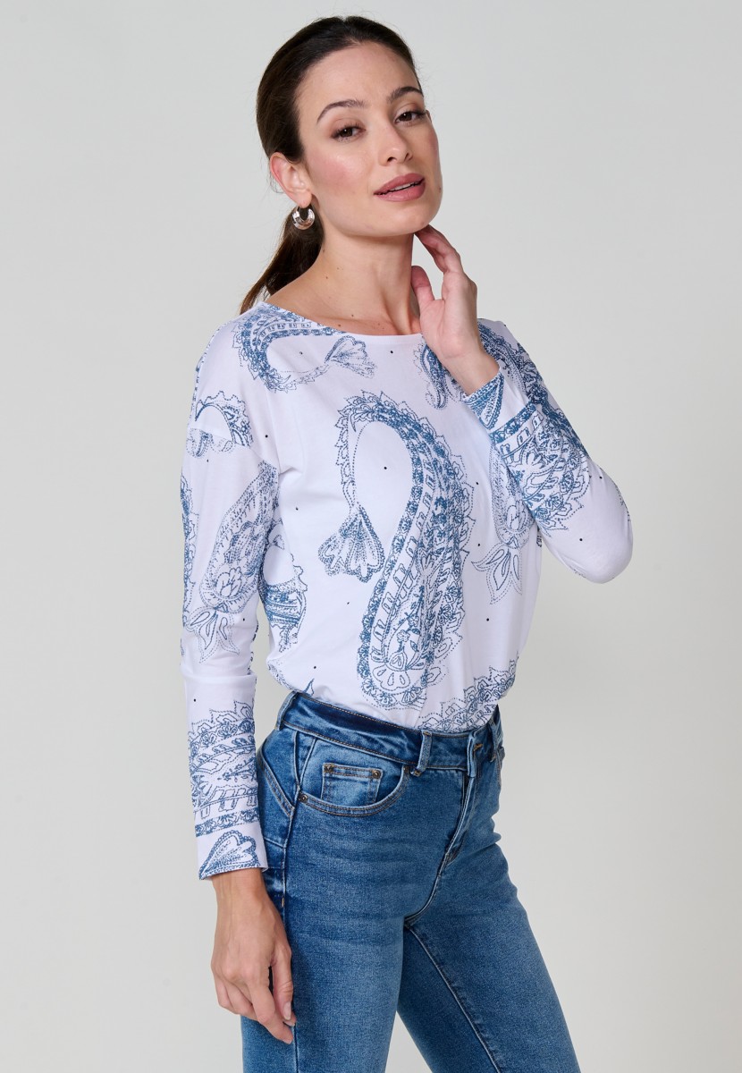 Camiseta blanca de mujer en algodón 100% con cuello redondo, manga larga, estampado cachemira en relieve y detalles brillantes. Logo metálico Koröshi en el frontal.