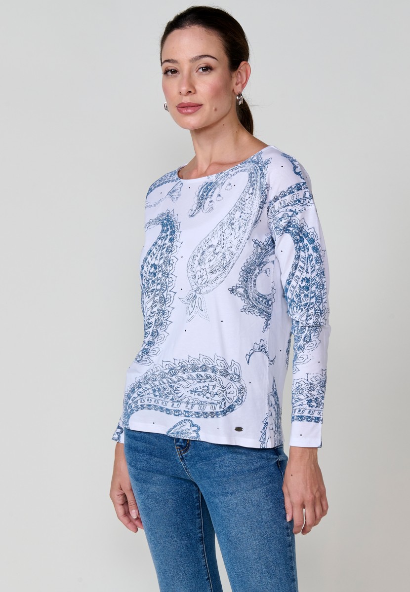 Camiseta blanca de mujer en algodón 100% con cuello redondo, manga larga, estampado cachemira en relieve y detalles brillantes. Logo metálico Koröshi en el frontal.