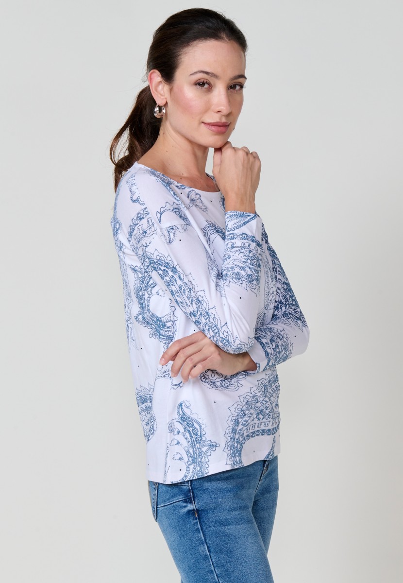 Camiseta blanca de mujer en algodón 100% con cuello redondo, manga larga, estampado cachemira en relieve y detalles brillantes. Logo metálico Koröshi en el frontal.