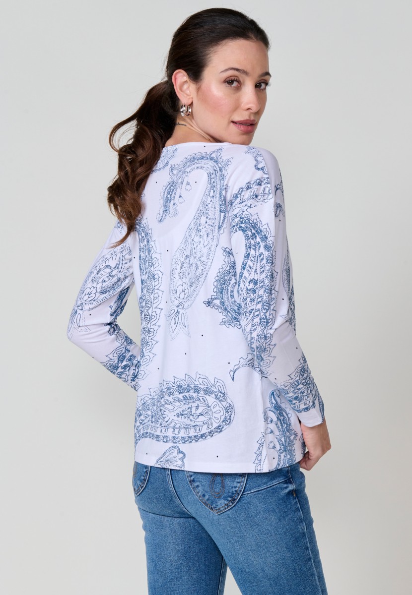 Camiseta blanca de mujer en algodón 100% con cuello redondo, manga larga, estampado cachemira en relieve y detalles brillantes. Logo metálico Koröshi en el frontal.