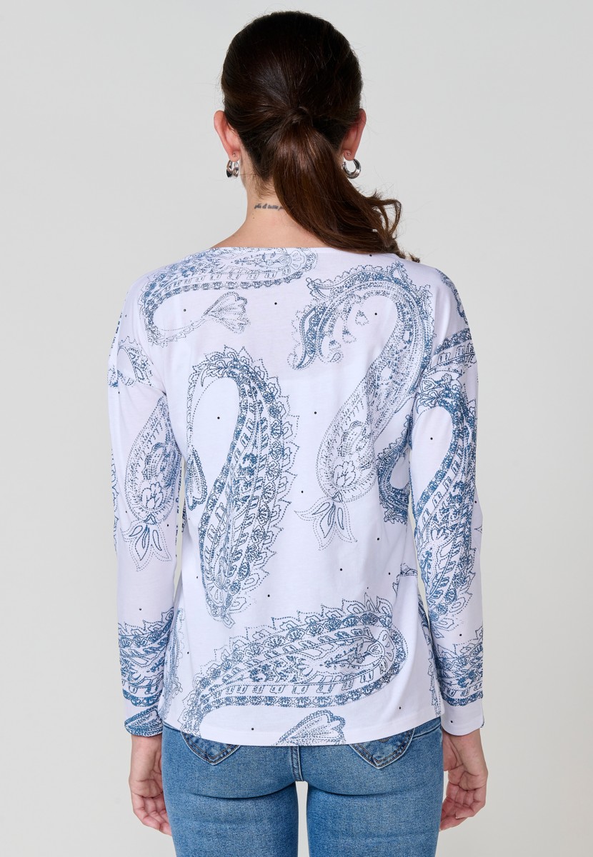 Camiseta blanca de mujer en algodón 100% con cuello redondo, manga larga, estampado cachemira en relieve y detalles brillantes. Logo metálico Koröshi en el frontal.