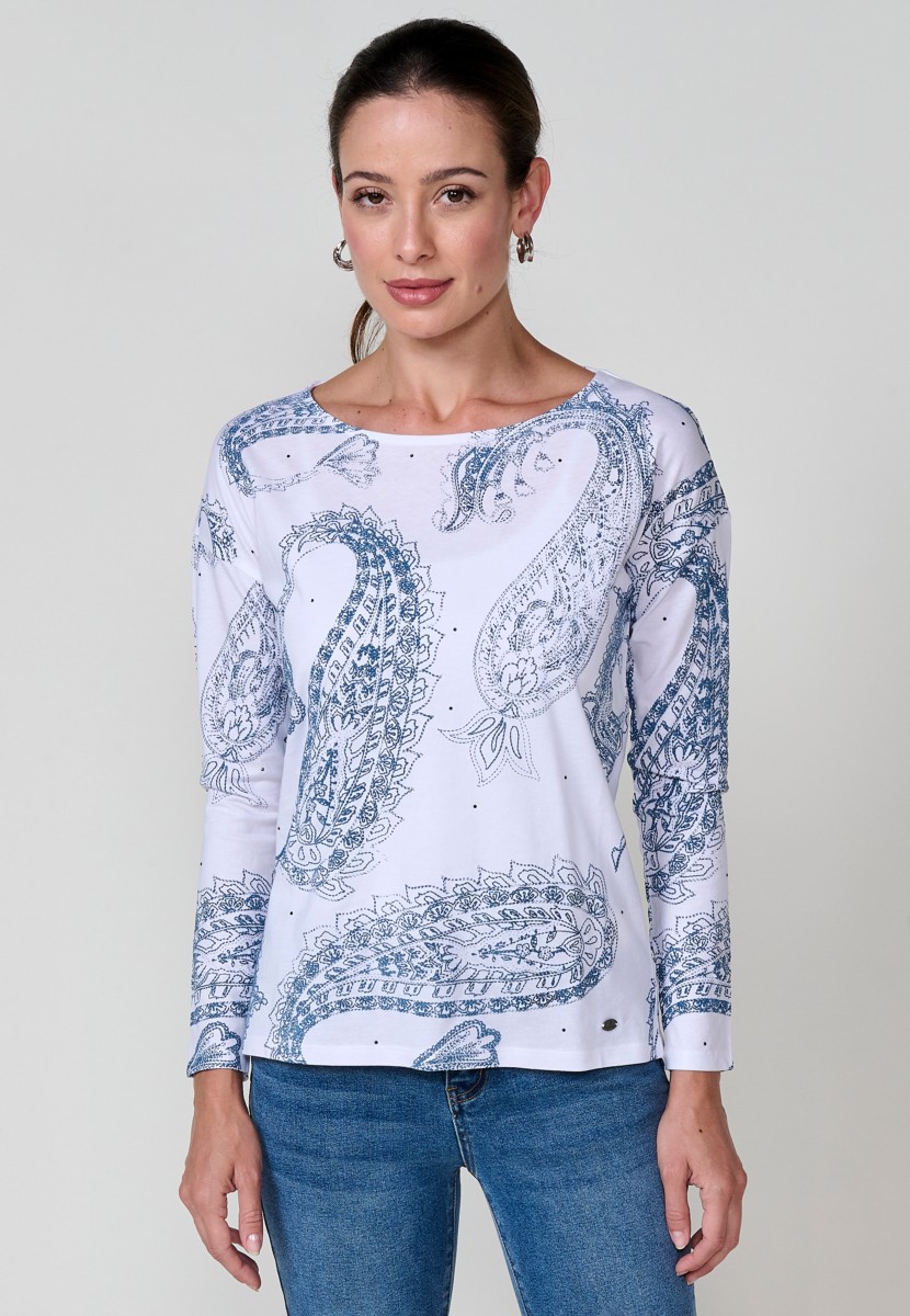 Camiseta blanca de mujer en algodón 100% con cuello redondo, manga larga, estampado cachemira en relieve y detalles brillantes. Logo metálico Koröshi en el frontal.
