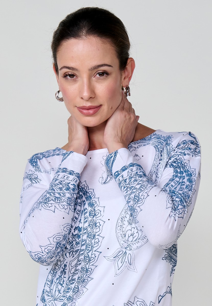 Camiseta blanca de mujer en algodón 100% con cuello redondo, manga larga, estampado cachemira en relieve y detalles brillantes. Logo metálico Koröshi en el frontal.