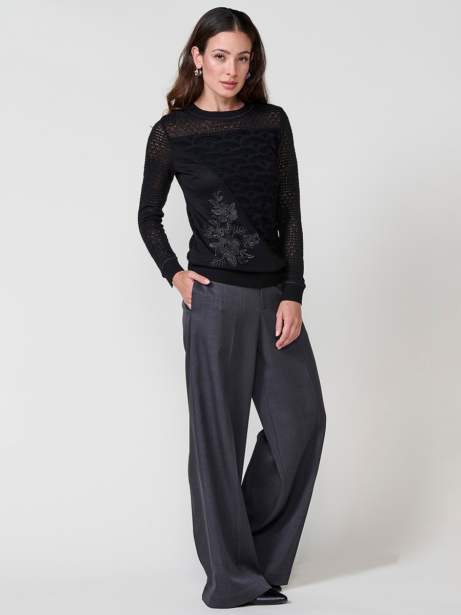 Women’s long sleeve top with velvet-effect print, shiny embroidery and openwork jersey on neckline and sleeves.