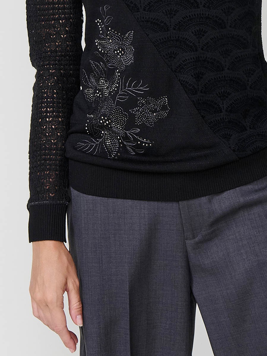 Women’s long sleeve top with velvet-effect print, shiny embroidery and openwork jersey on neckline and sleeves.
