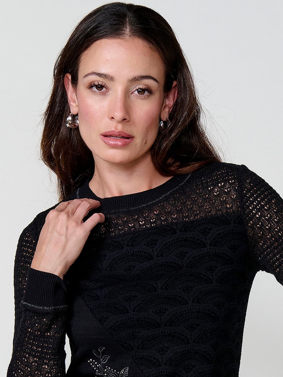 Women’s long sleeve top with velvet-effect print, shiny embroidery and openwork jersey on neckline and sleeves.