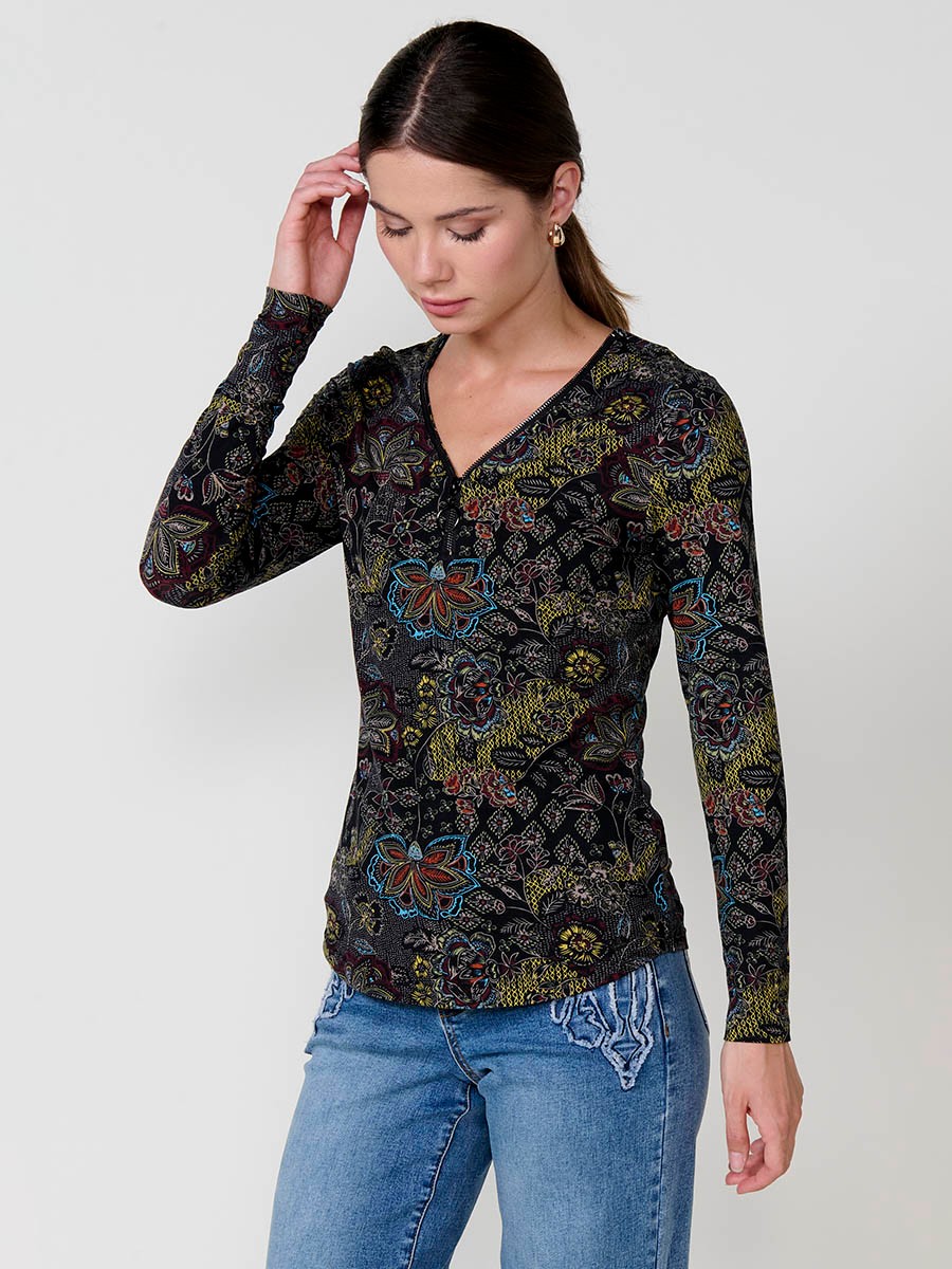 Women’s long sleeve floral top with V-neckline and metallic zipper with ring detail. Koröshi logo plate on the front.