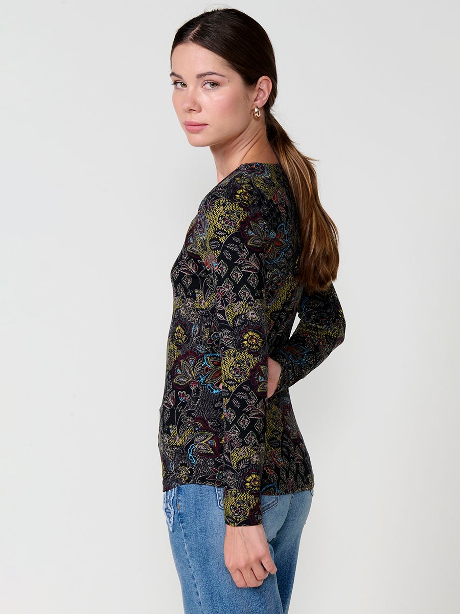 Women’s long sleeve floral top with V-neckline and metallic zipper with ring detail. Koröshi logo plate on the front.