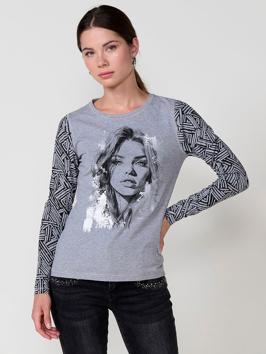 Camiseta de mujer en efecto melange con estampado de chica en el frontal, detalles en foil y costuras con hilo metalizado.