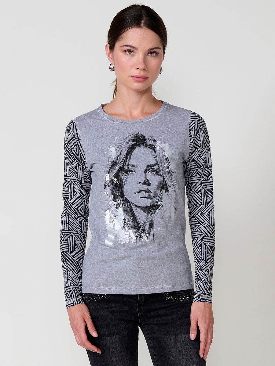 Camiseta de mujer en efecto melange con estampado de chica en el frontal, detalles en foil y costuras con hilo metalizado.