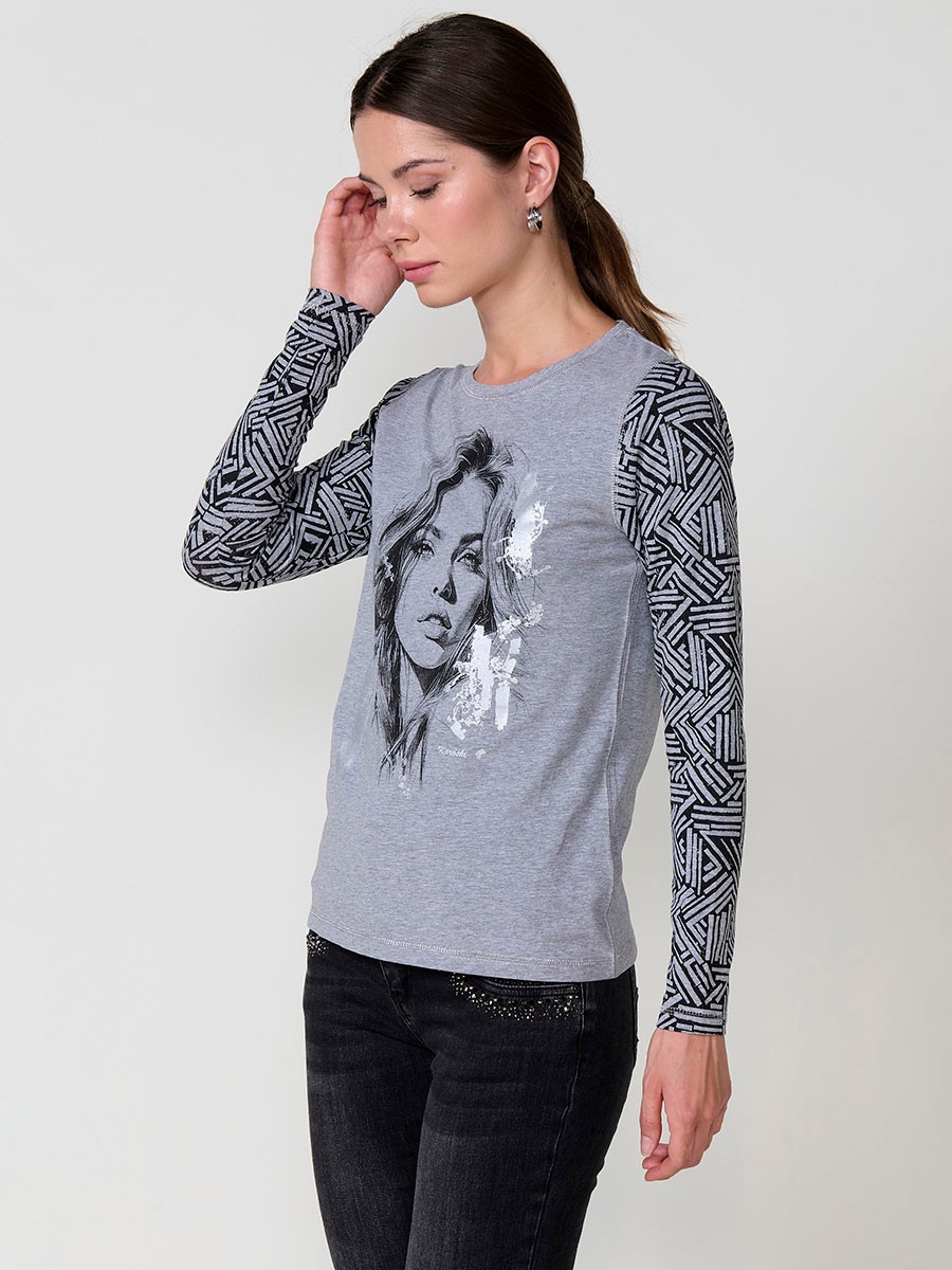 Camiseta de mujer en efecto melange con estampado de chica en el frontal, detalles en foil y costuras con hilo metalizado.