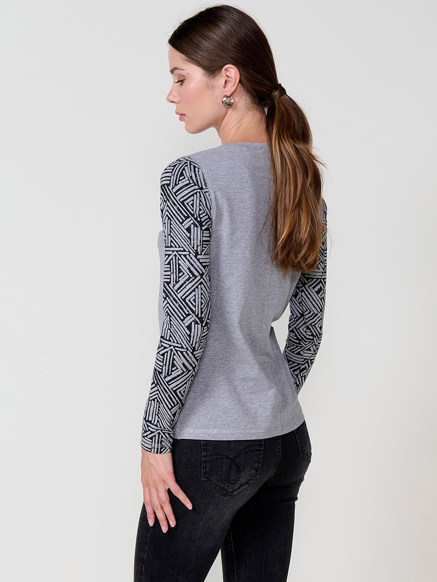 Camiseta de mujer en efecto melange con estampado de chica en el frontal, detalles en foil y costuras con hilo metalizado.