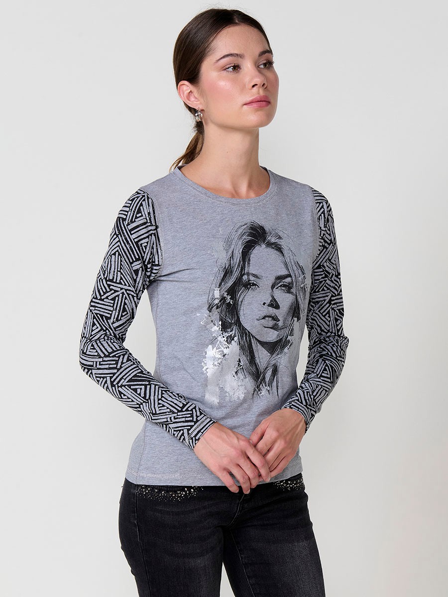 Camiseta de mujer en efecto melange con estampado de chica en el frontal, detalles en foil y costuras con hilo metalizado.