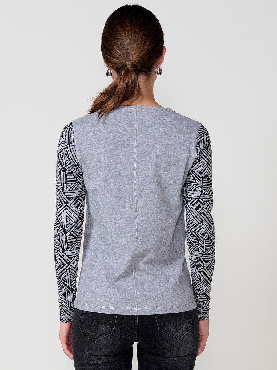 Camiseta de mujer en efecto melange con estampado de chica en el frontal, detalles en foil y costuras con hilo metalizado.