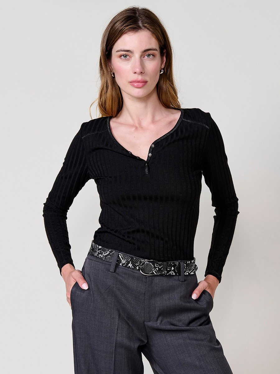 Women’s long sleeve top in soft wide rib fabric with V-neckline, front opening and three decorative buttons. Metallic thread seams.
