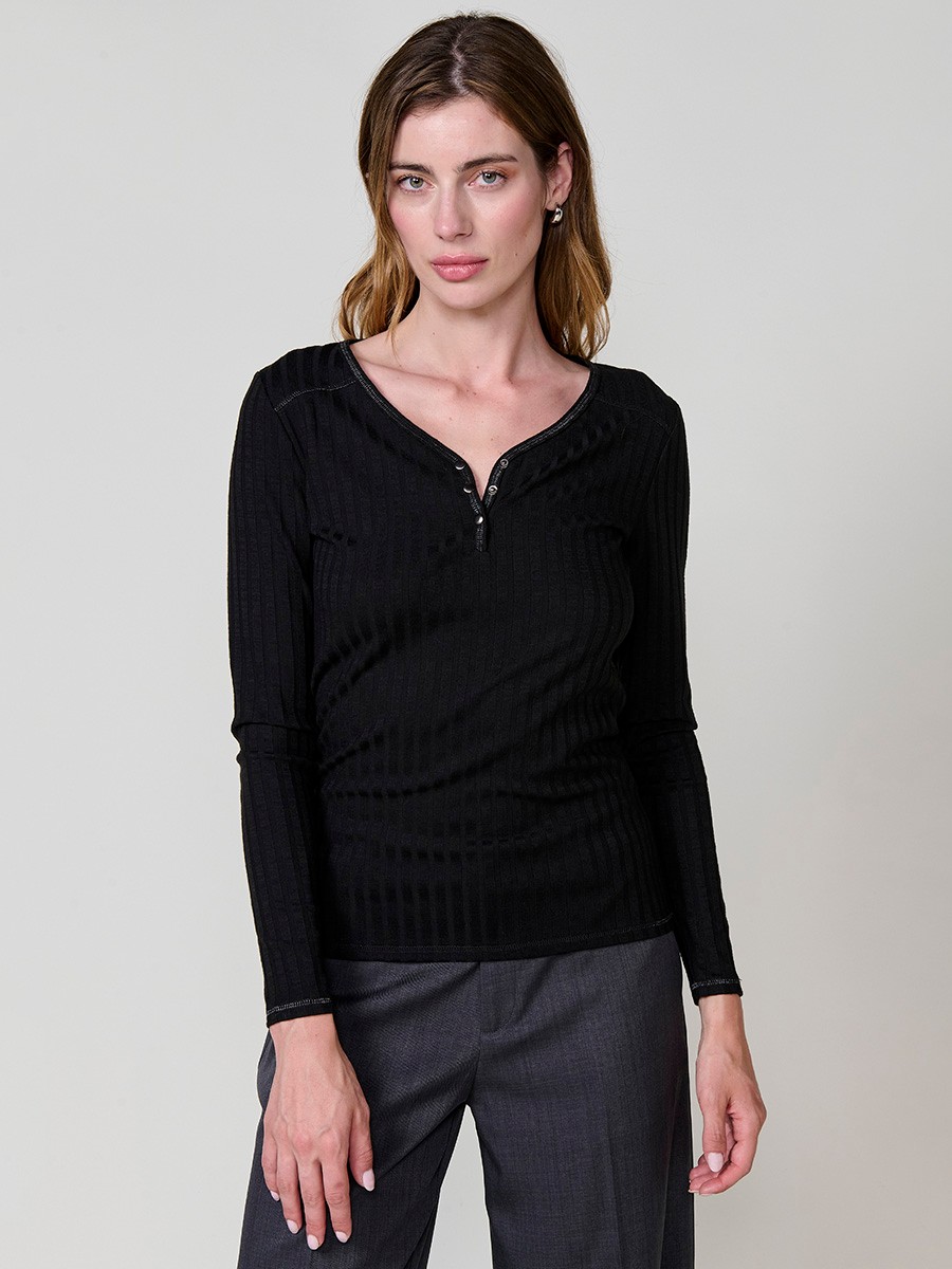 Women’s long sleeve top in soft wide rib fabric with V-neckline, front opening and three decorative buttons. Metallic thread seams.