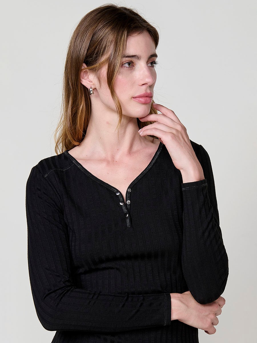 Women’s long sleeve top in soft wide rib fabric with V-neckline, front opening and three decorative buttons. Metallic thread seams.
