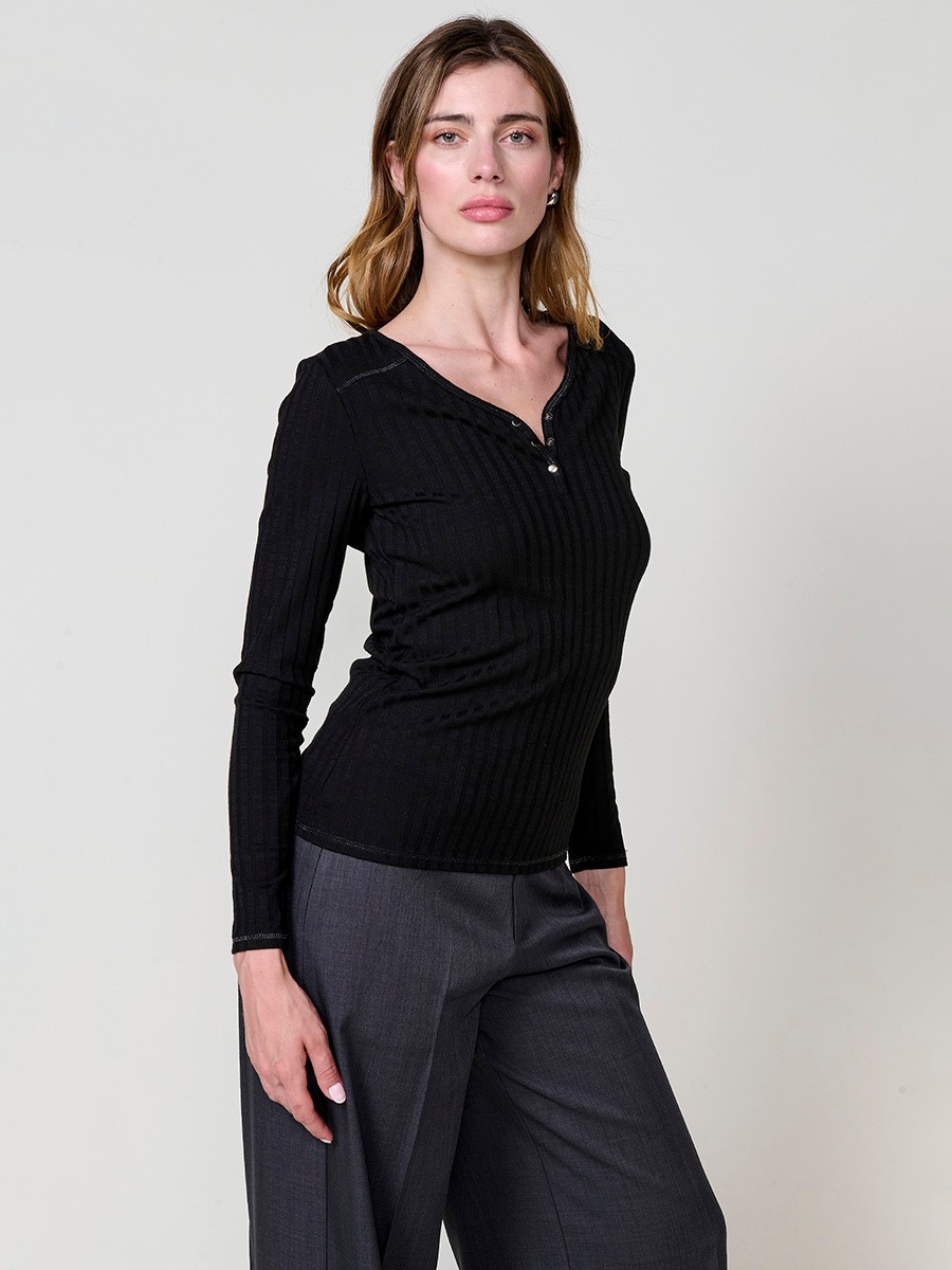 Women’s long sleeve top in soft wide rib fabric with V-neckline, front opening and three decorative buttons. Metallic thread seams.