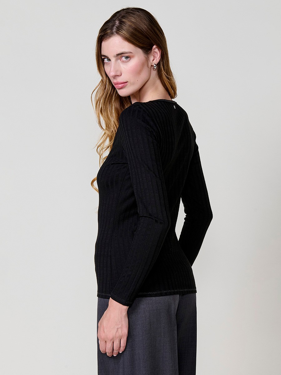 Women’s long sleeve top in soft wide rib fabric with V-neckline, front opening and three decorative buttons. Metallic thread seams.