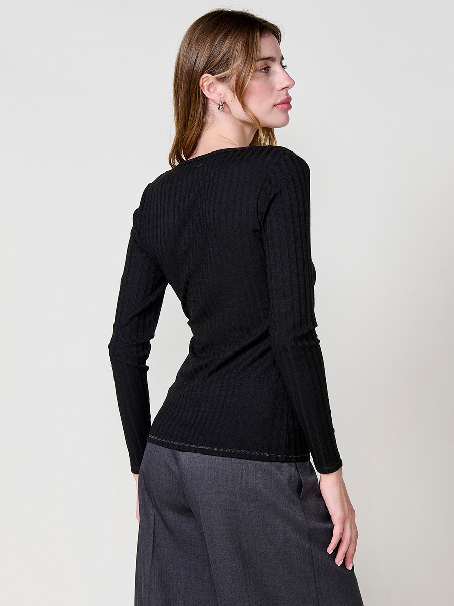 Women’s long sleeve top in soft wide rib fabric with V-neckline, front opening and three decorative buttons. Metallic thread seams.