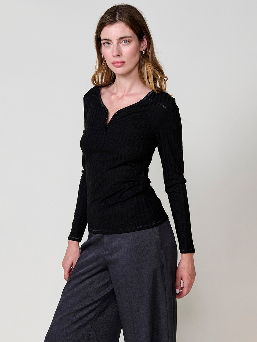 Women’s long sleeve top in soft wide rib fabric with V-neckline, front opening and three decorative buttons. Metallic thread seams.