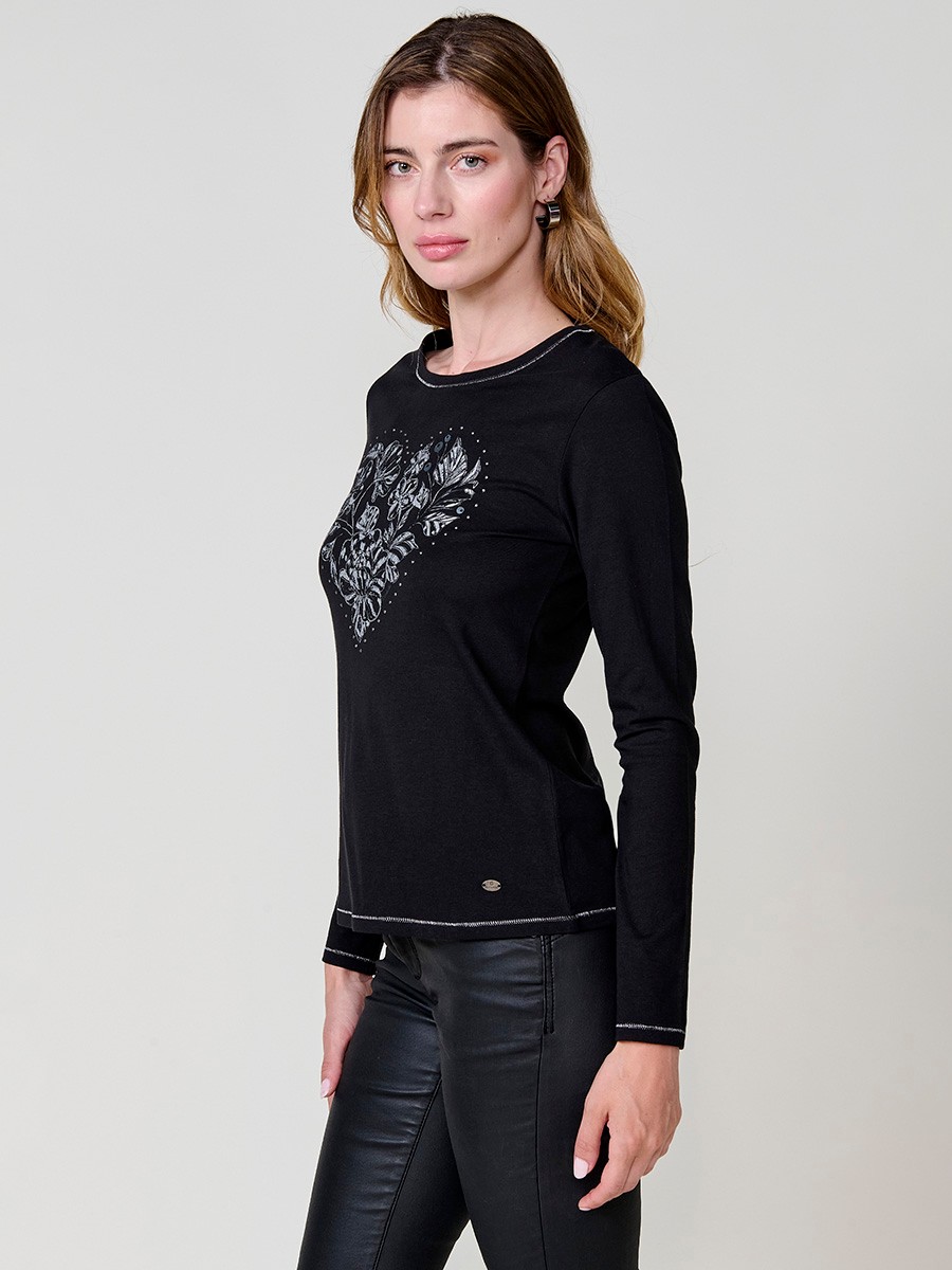 Camiseta negra mujer algodón manga larga con corazón foil y tachas 6