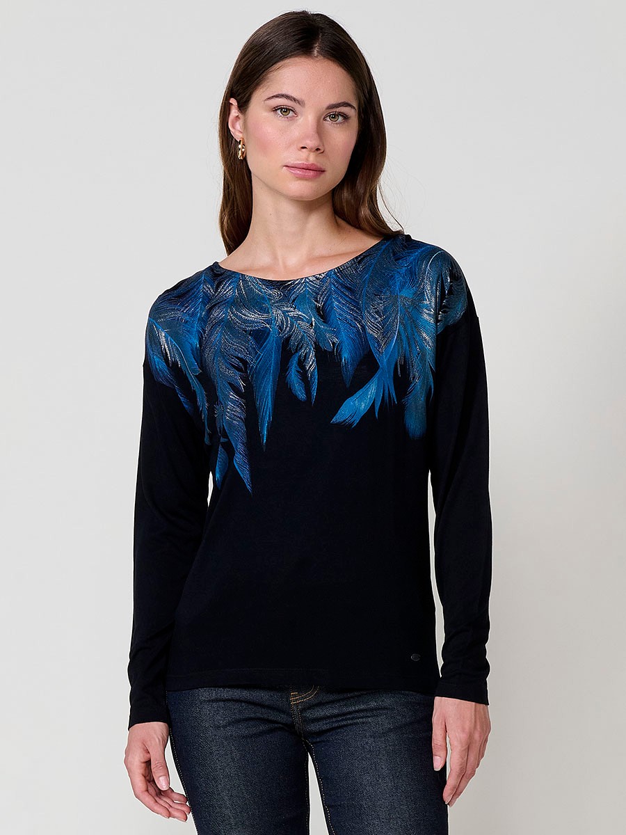 Camiseta negra de manga larga con estampado de plumas y detalles foil en escote y hombros para mujer