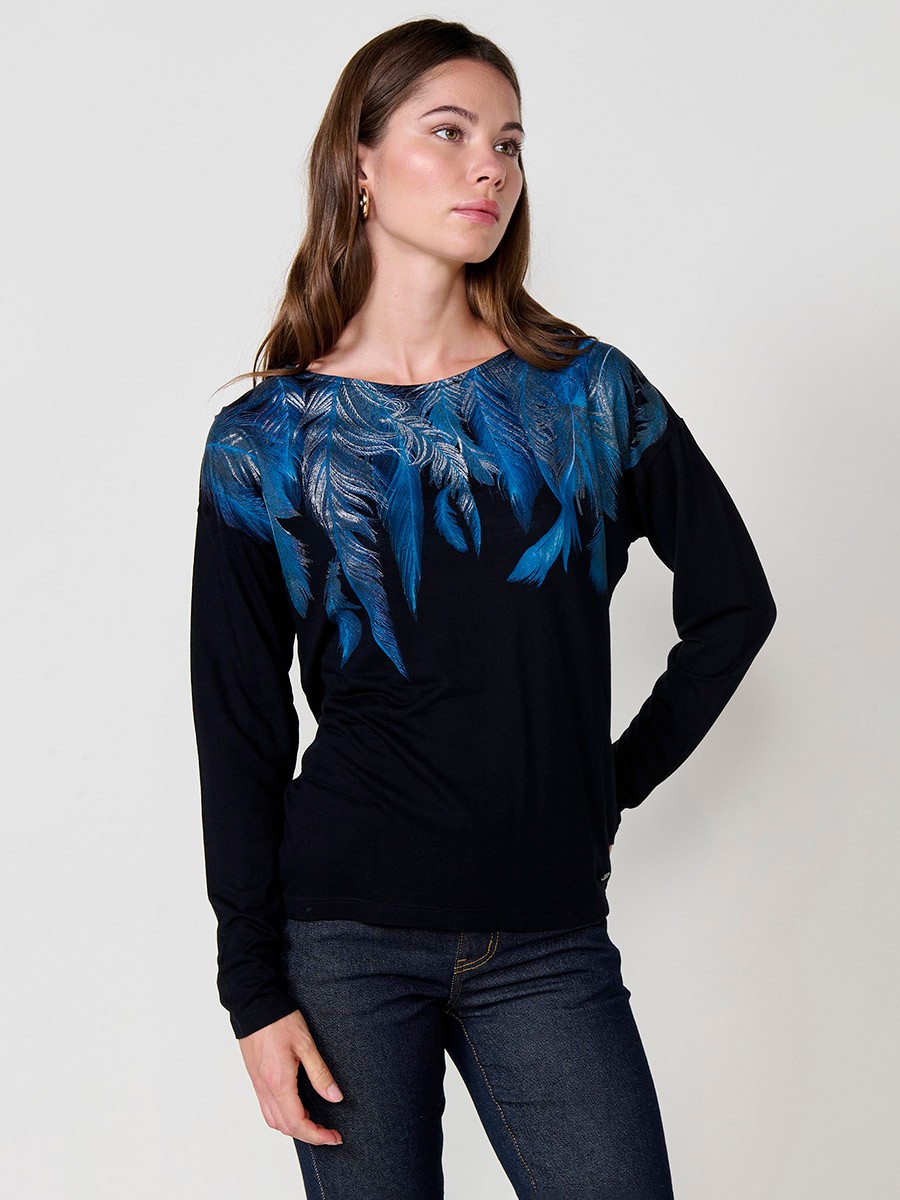 Camiseta negra de manga larga con estampado de plumas y detalles foil en escote y hombros para mujer