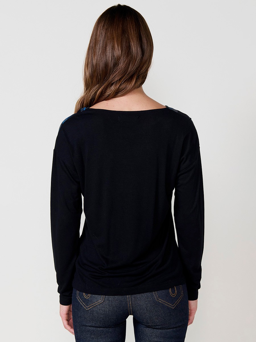 Camiseta negra de manga larga con estampado de plumas y detalles foil en escote y hombros para mujer