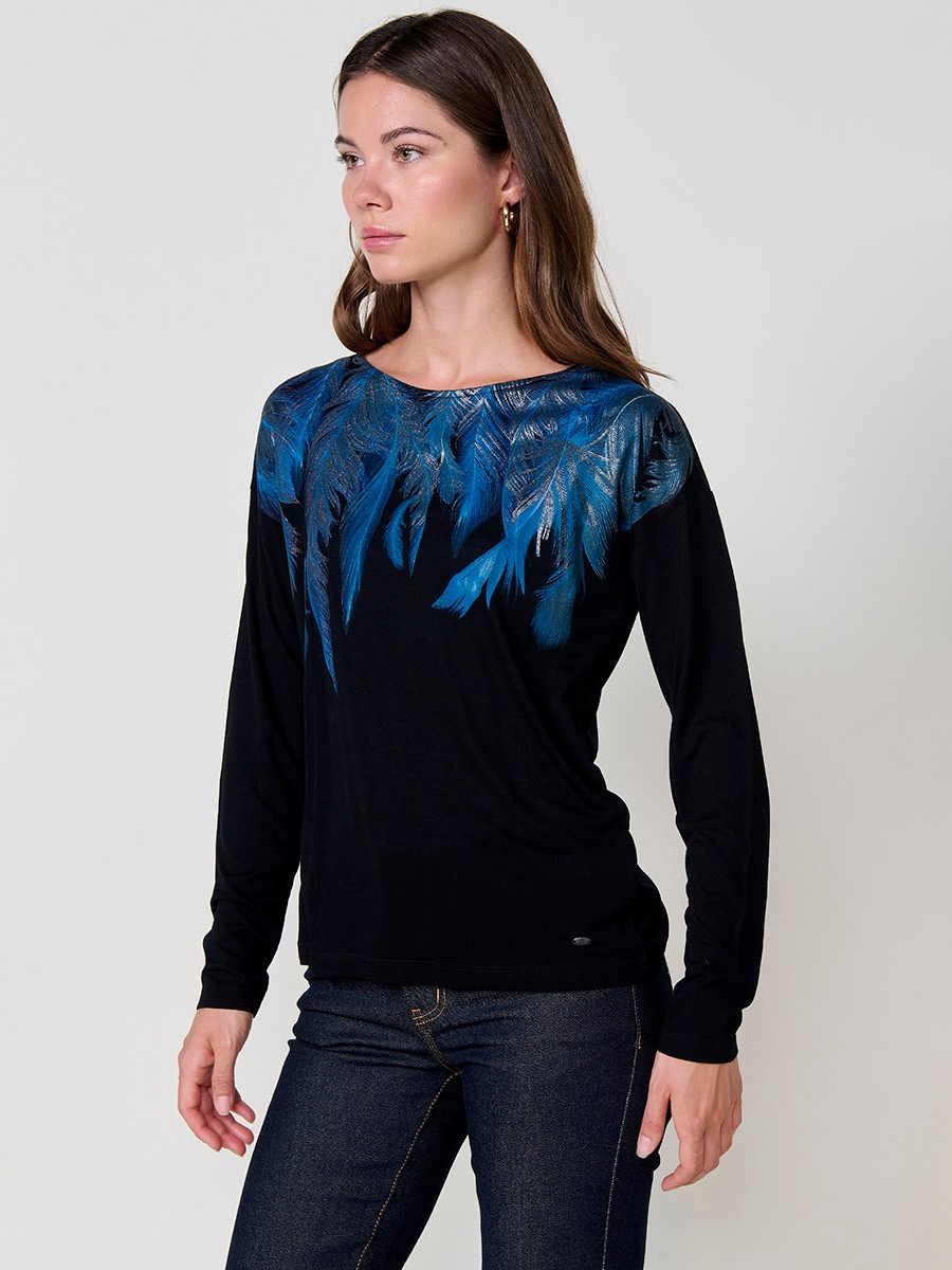 Camiseta negra de manga larga con estampado de plumas y detalles foil en escote y hombros para mujer