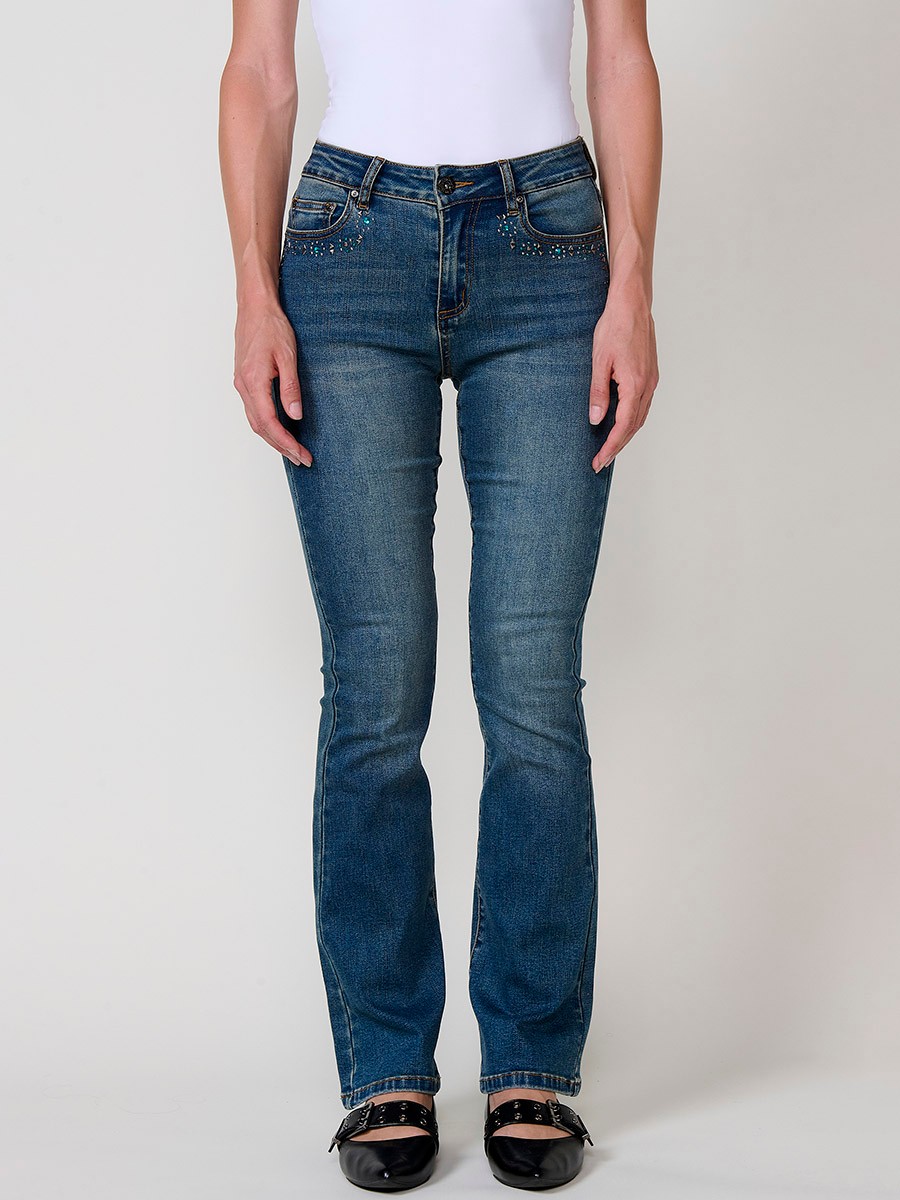 Jean femme boot cut bleu foncé stretch à taille mi-haute, cinq poches, fermeture métallique et applications de clous.
