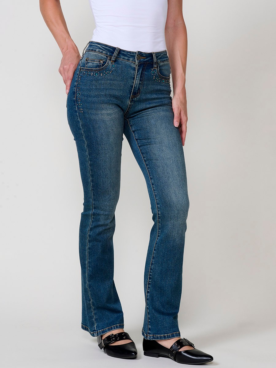 Jean femme boot cut bleu foncé stretch à taille mi-haute, cinq poches, fermeture métallique et applications de clous.
