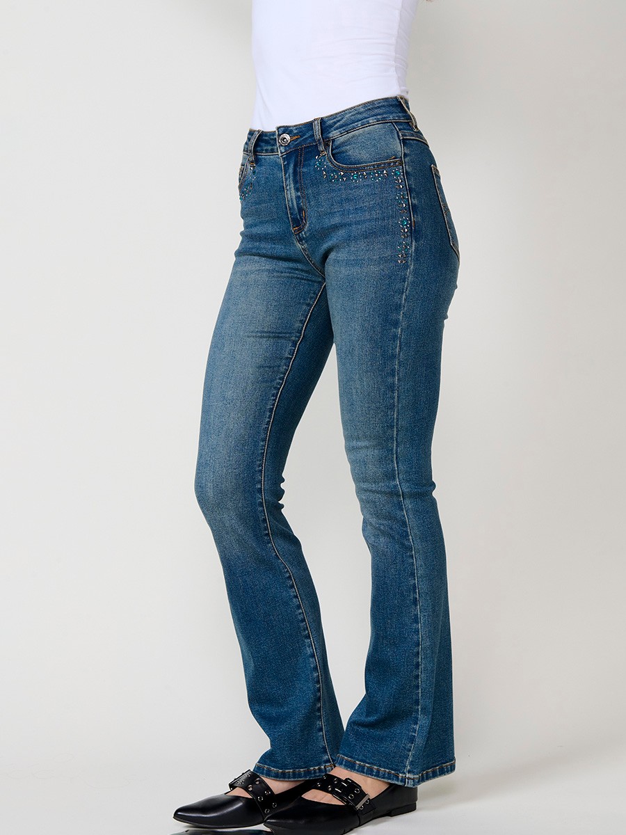 Jean femme boot cut bleu foncé stretch à taille mi-haute, cinq poches, fermeture métallique et applications de clous.