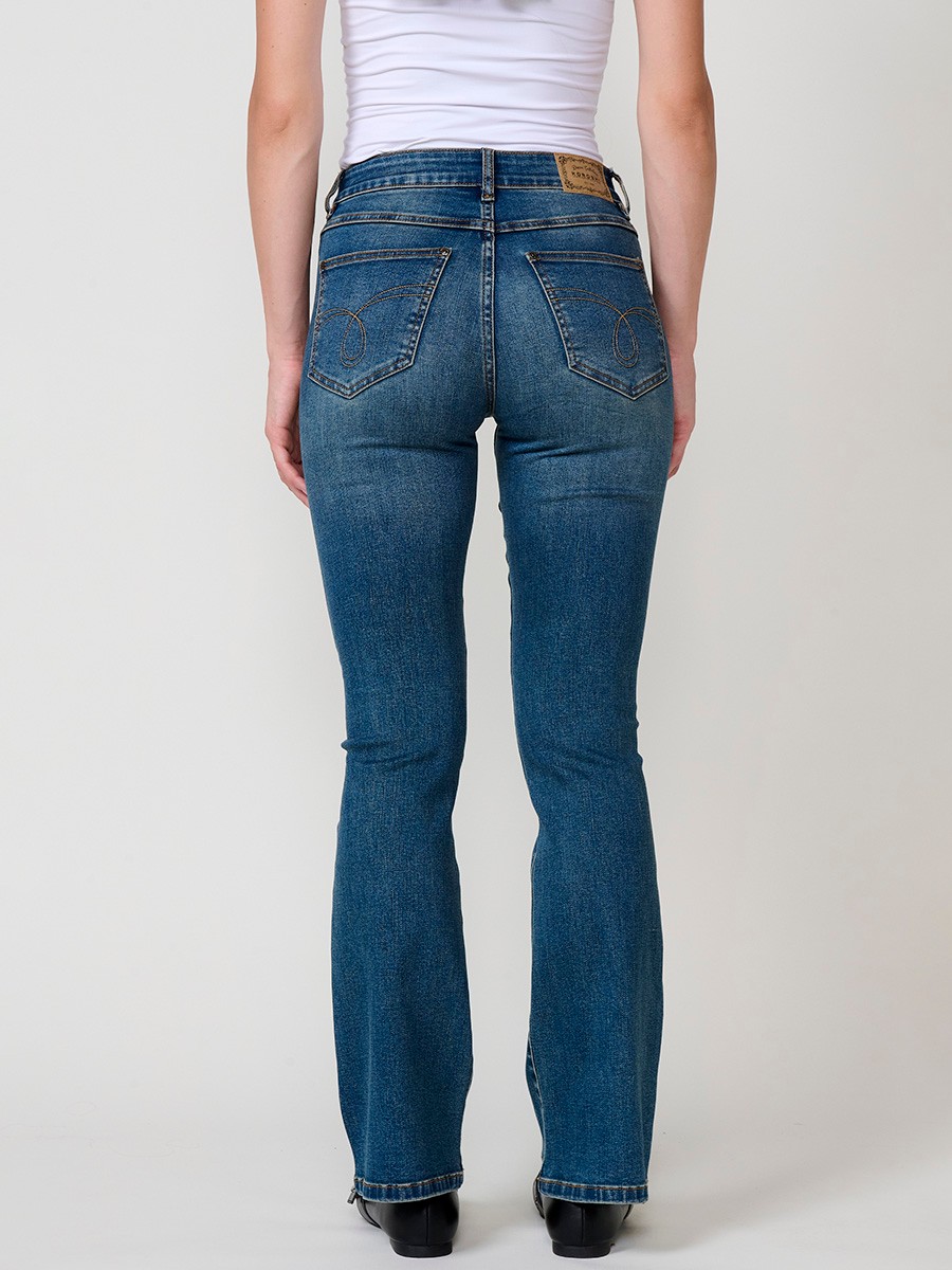 Jean femme boot cut bleu foncé stretch à taille mi-haute, cinq poches, fermeture métallique et applications de clous.