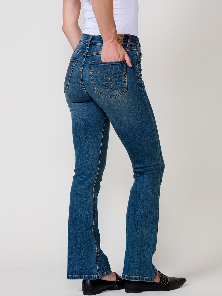 Jean femme boot cut bleu foncé stretch à taille mi-haute, cinq poches, fermeture métallique et applications de clous.
