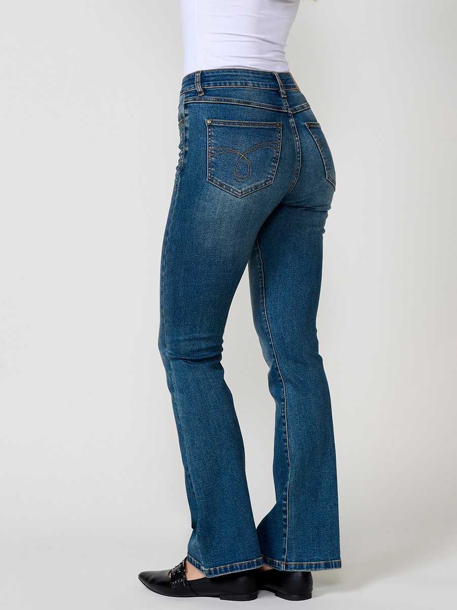 Jean femme boot cut bleu foncé stretch à taille mi-haute, cinq poches, fermeture métallique et applications de clous.