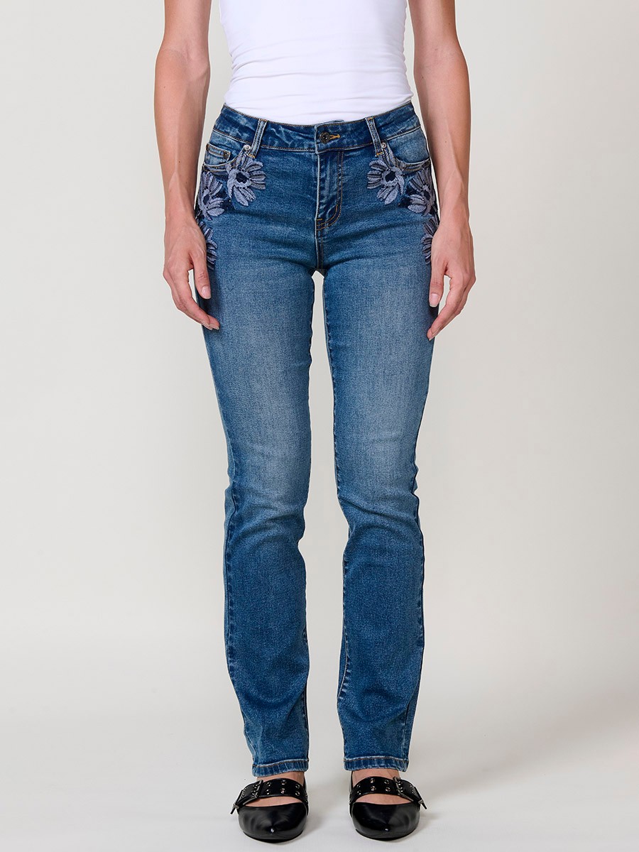 Pantalón jeans regular doble push up azul oscuro de tiro medio, con cinco bolsillos, cierre metálico y bordado con brillos.