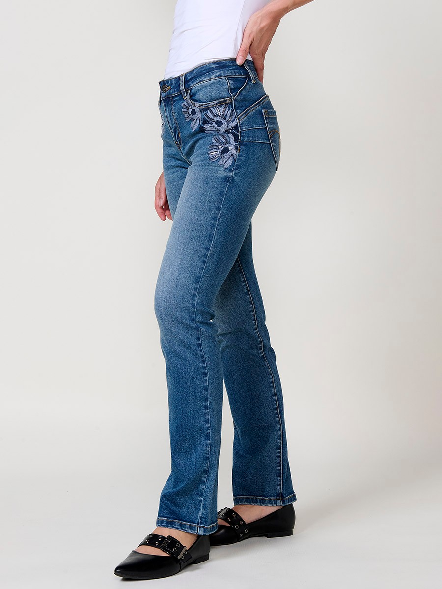 Pantalón jeans regular doble push up azul oscuro de tiro medio, con cinco bolsillos, cierre metálico y bordado con brillos.