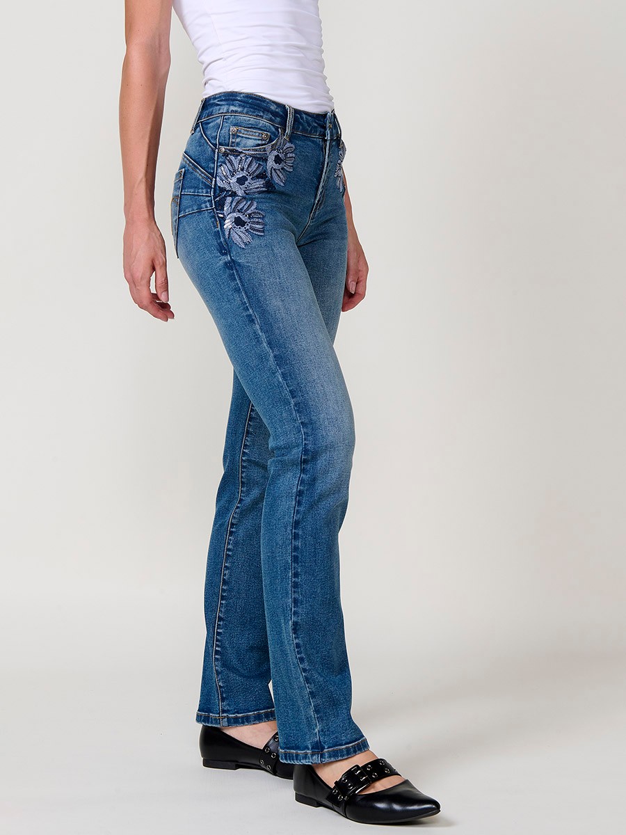 Pantalón jeans regular doble push up azul oscuro de tiro medio, con cinco bolsillos, cierre metálico y bordado con brillos.
