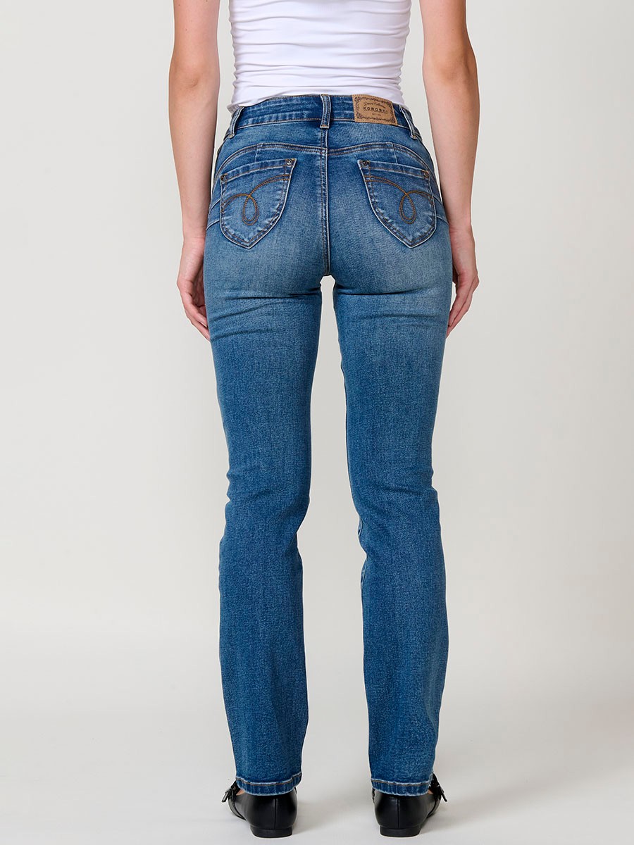 Pantalón jeans regular doble push up azul oscuro de tiro medio, con cinco bolsillos, cierre metálico y bordado con brillos.