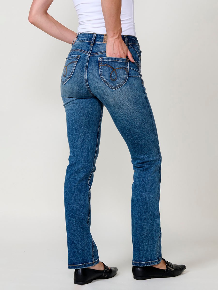 Pantalón jeans regular doble push up azul oscuro de tiro medio, con cinco bolsillos, cierre metálico y bordado con brillos.