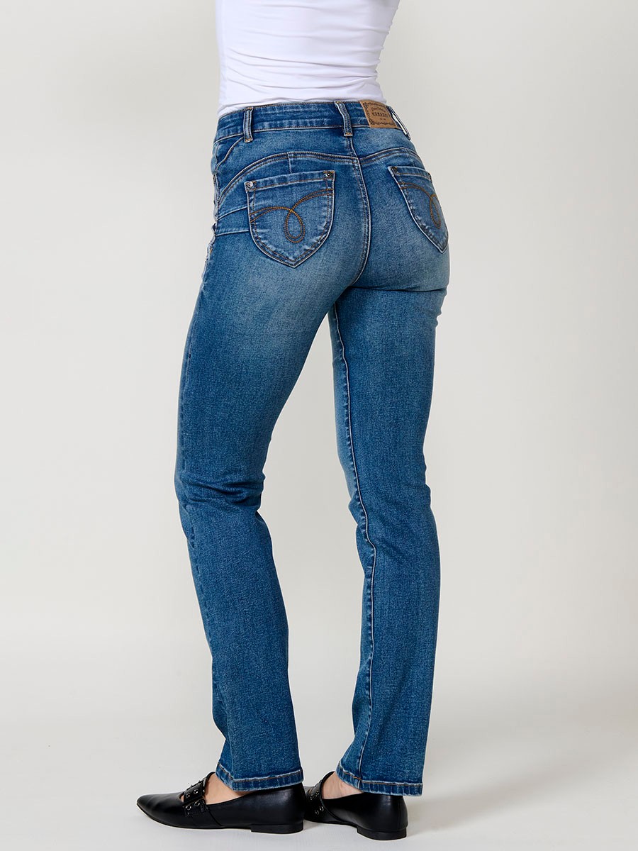 Pantalón jeans regular doble push up azul oscuro de tiro medio, con cinco bolsillos, cierre metálico y bordado con brillos.