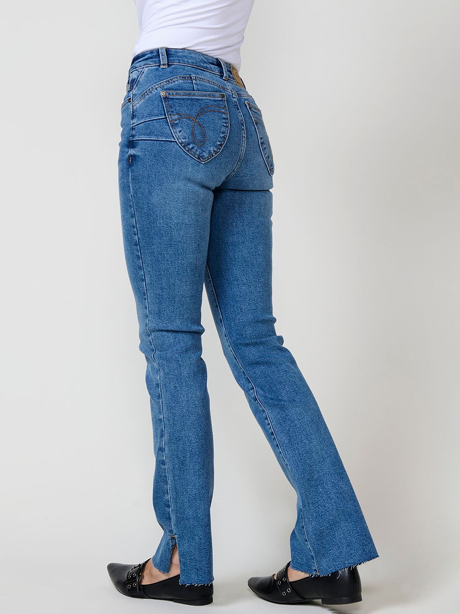 Jean femme bleu foncé push-up coupe regular avec ourlet effiloché 5