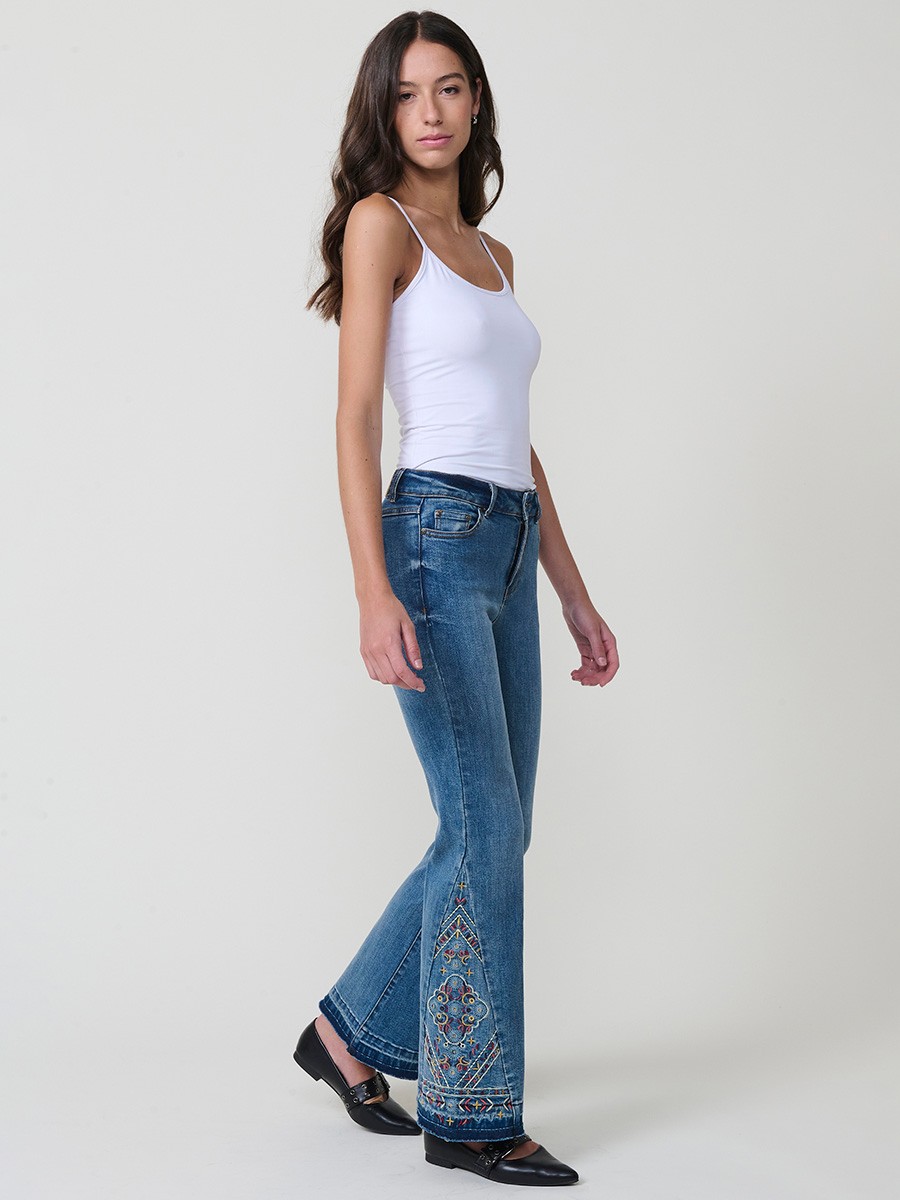 Dunkelblaue Damen-Bootcut-Jeans aus Stretch-Denim, mittlere Leibhöhe, fünf Taschen, ausgefranste Säume und Stickerei.