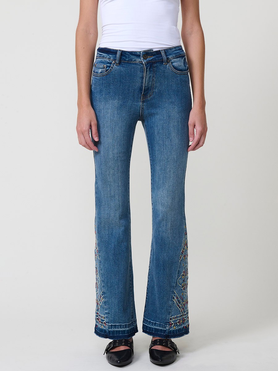 Dunkelblaue Damen-Bootcut-Jeans aus Stretch-Denim, mittlere Leibhöhe, fünf Taschen, ausgefranste Säume und Stickerei.